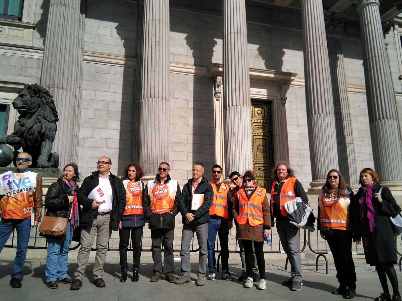 Miembros del comité de empresa de RTVE-Madrid a la salida del congreso de los diputados